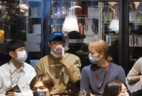 孙莉|黄磊妻子孙莉现身明星会，和何炅台下热聊，同行的还有吴越张艺兴