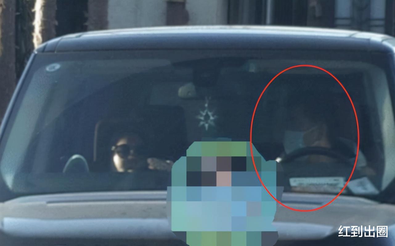 李湘|富婆李湘离婚后生活滋润，穿貂皮大衣手提名牌包，小鲜肉一路相陪