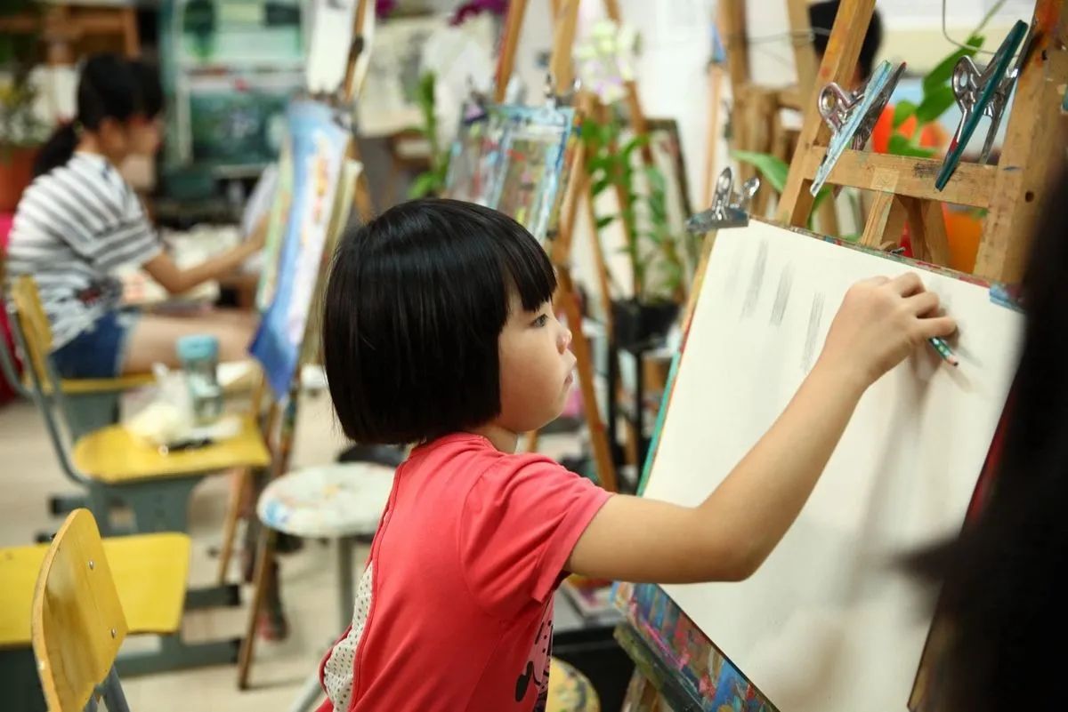 饭饭妈妈育儿|家长盲目给孩子报兴趣班,浪费钱还没好处,别做吃力不讨好的事儿