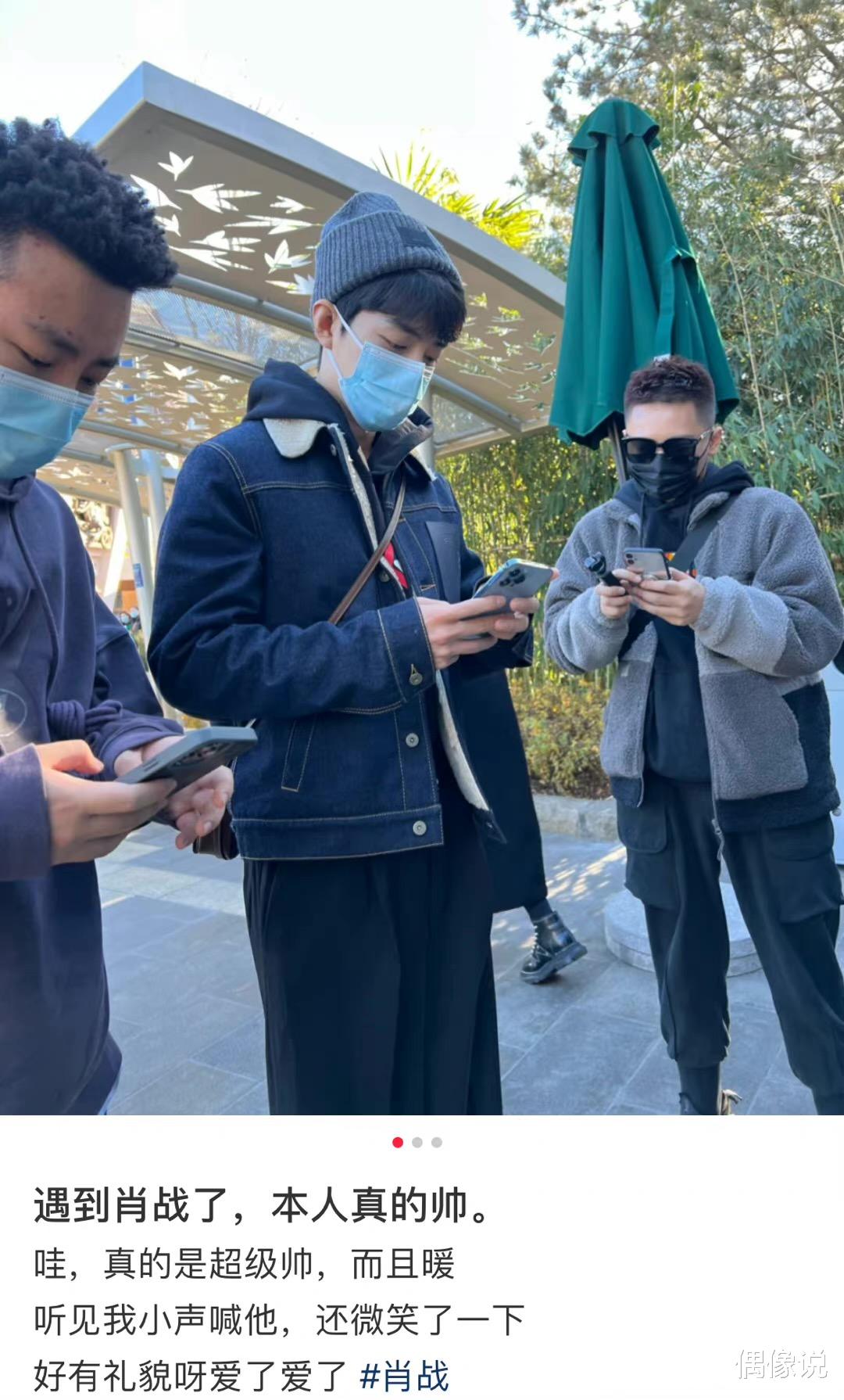 肖战|环球影城偶遇肖战，拿着相机边走边拍，被认出后微笑回应，有礼貌