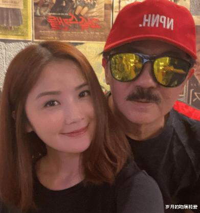 突围|阿Sa罕晒父亲照片，素颜与其合影庆生，老爸戴大墨镜红帽子太时髦