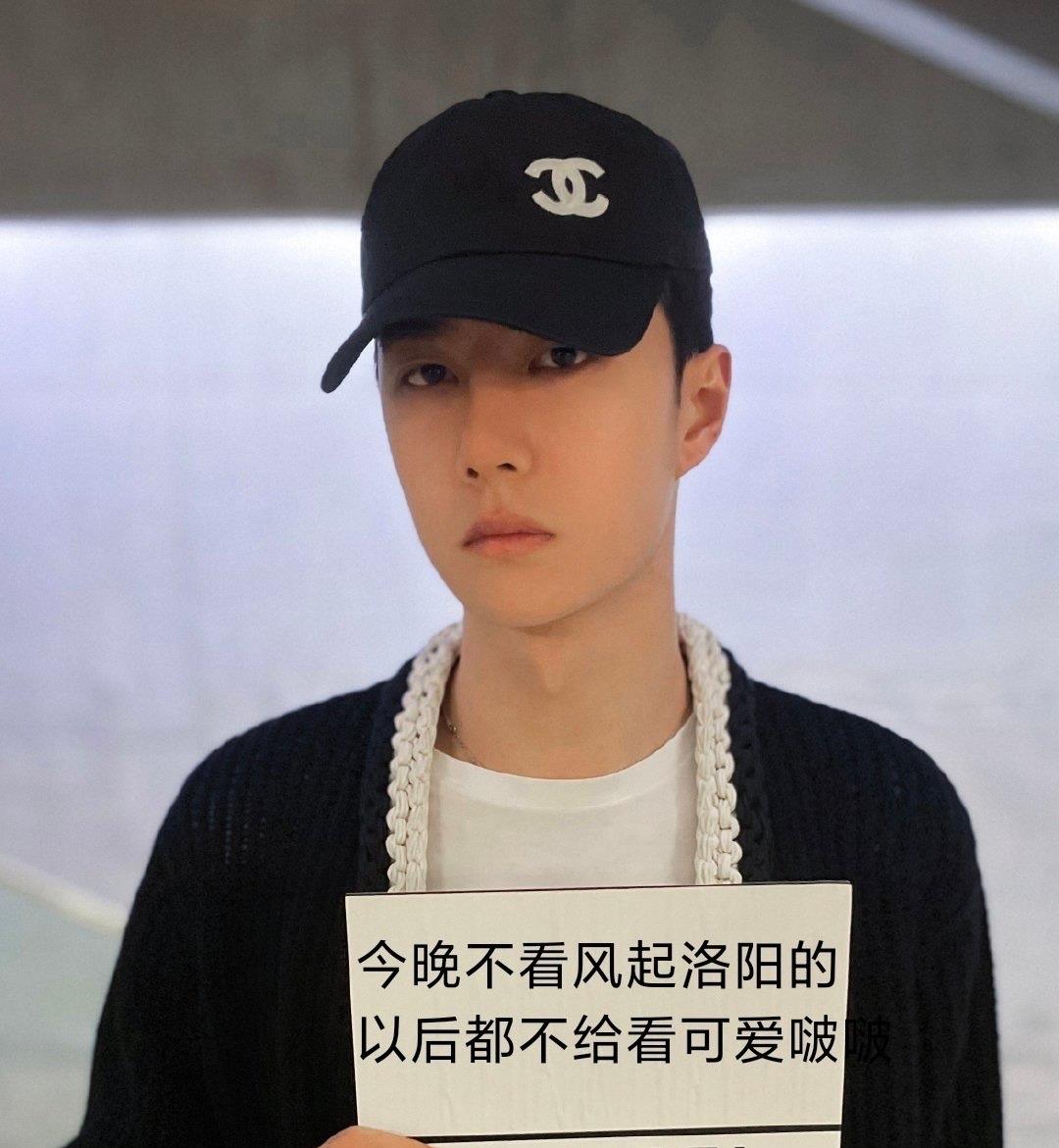 王一博|王一博回京“被迫营业”！宣传新剧面无表情，胸前的纸好搞笑