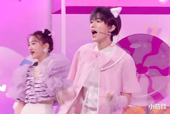 吉娜·爱丽丝|关晓彤穿5cm上衣跳舞，当她转身露出后背，难怪宋亚轩羞到耳朵红