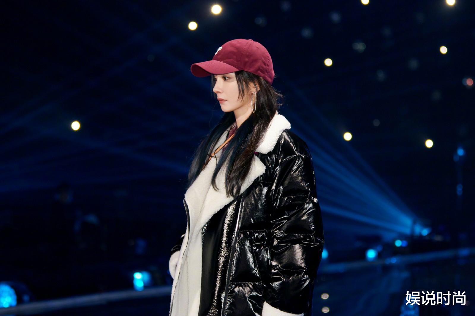 井柏然|杨幂现身湖南卫视跨年晚会彩排，表演节目成迷？一身私服时尚帅气