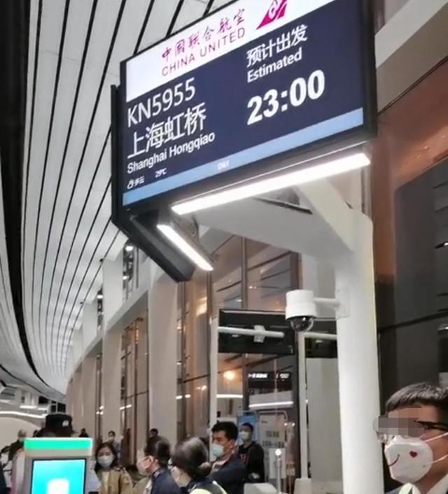 纬祝泰 航班延误13个小时，男子不满航司发面包，威胁地服：别逼我们动手