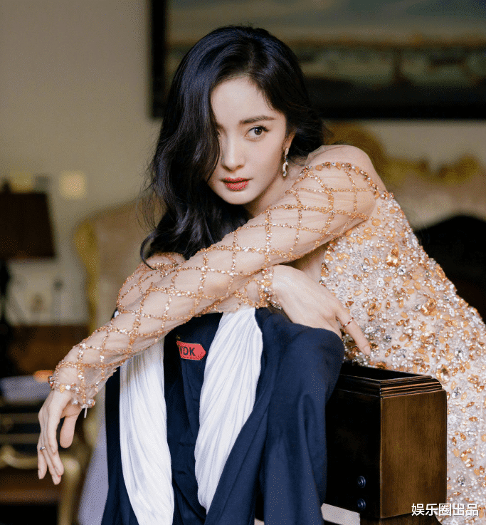 杨幂|杨幂演绎辣妹风采，穿亮片装造型华丽，坐椅子上摆拍气质妩媚
