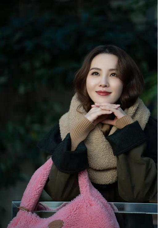 刘诗诗|刘诗诗气质真绝了！拎可爱毛绒包包都有贵妇感，光腿穿皮裙不怕冻