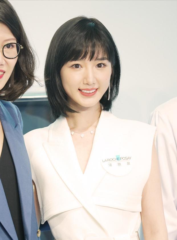 穿衣搭配|毛晓彤看起来好甜美，短发造型好显嫩，真是少女感满满