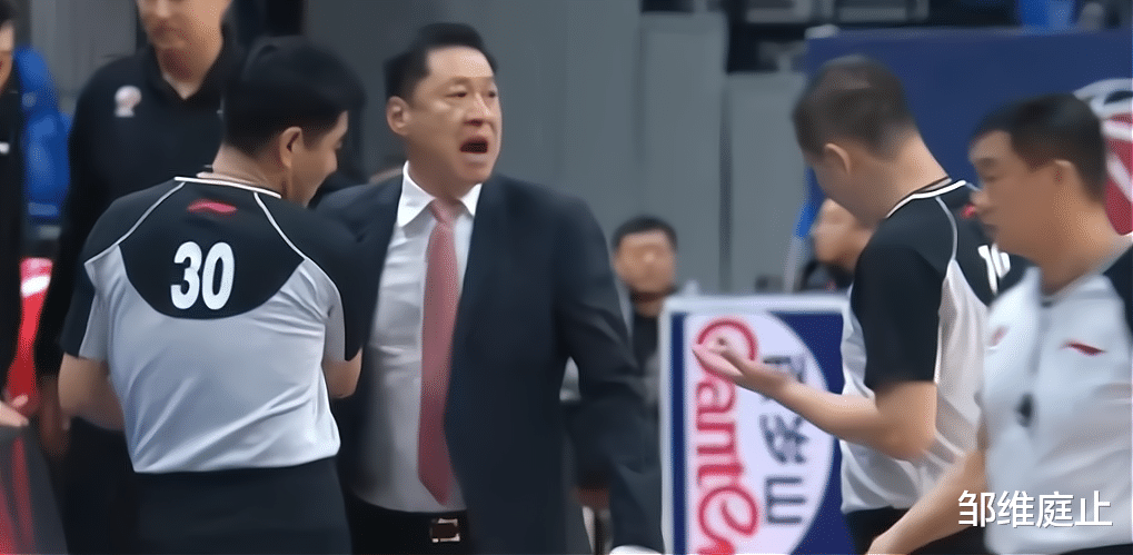 李春江|不愧是杜锋的师傅，李春江指着裁判的鼻子骂，郭士强在旁拱火！