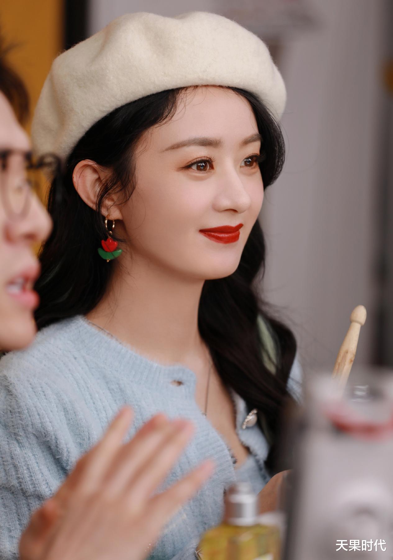 穿衣搭配|赵丽颖蓓蕾帽造型YYDS，每一帧都是海报，有种挂历女神的既视感