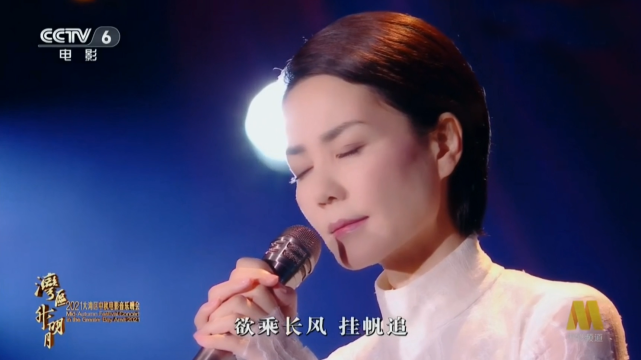 剧本杀|王菲献唱中秋晚会状态佳，造型被揭秘：旗袍是国内设计师作品