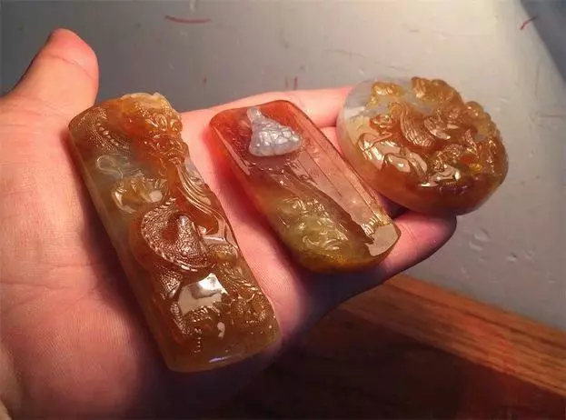 翡翠|2000买的原石，开出红黄相交的翡翠，还有手镯和大牌！