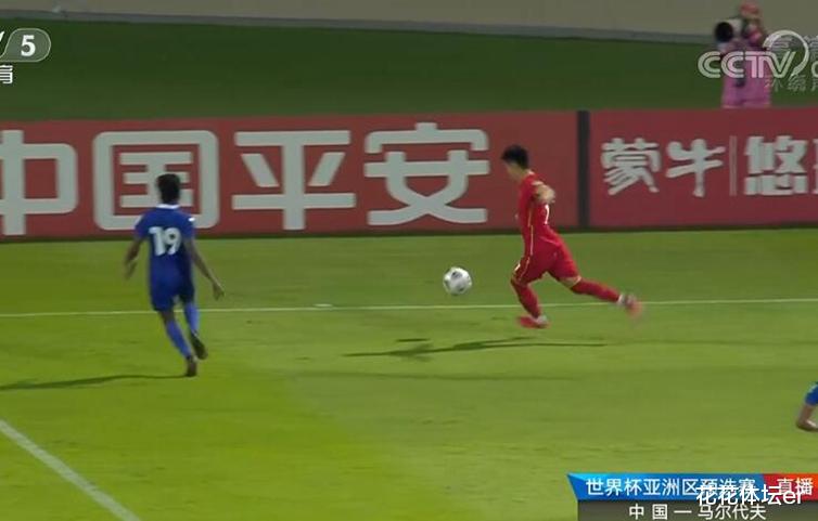 武磊|1-0！国足4分钟闪击破门，武磊爆发，央视点评：传得好，射得也好
