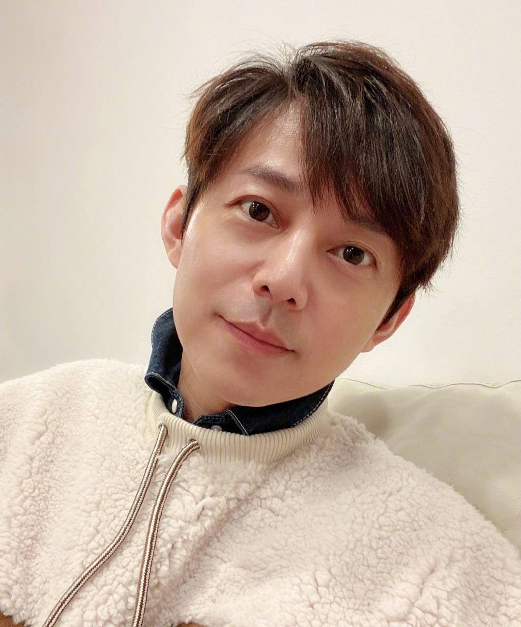 |何炅真的是“冻龄男神”吗？看到他的素颜脸，网友：谁家的爷爷