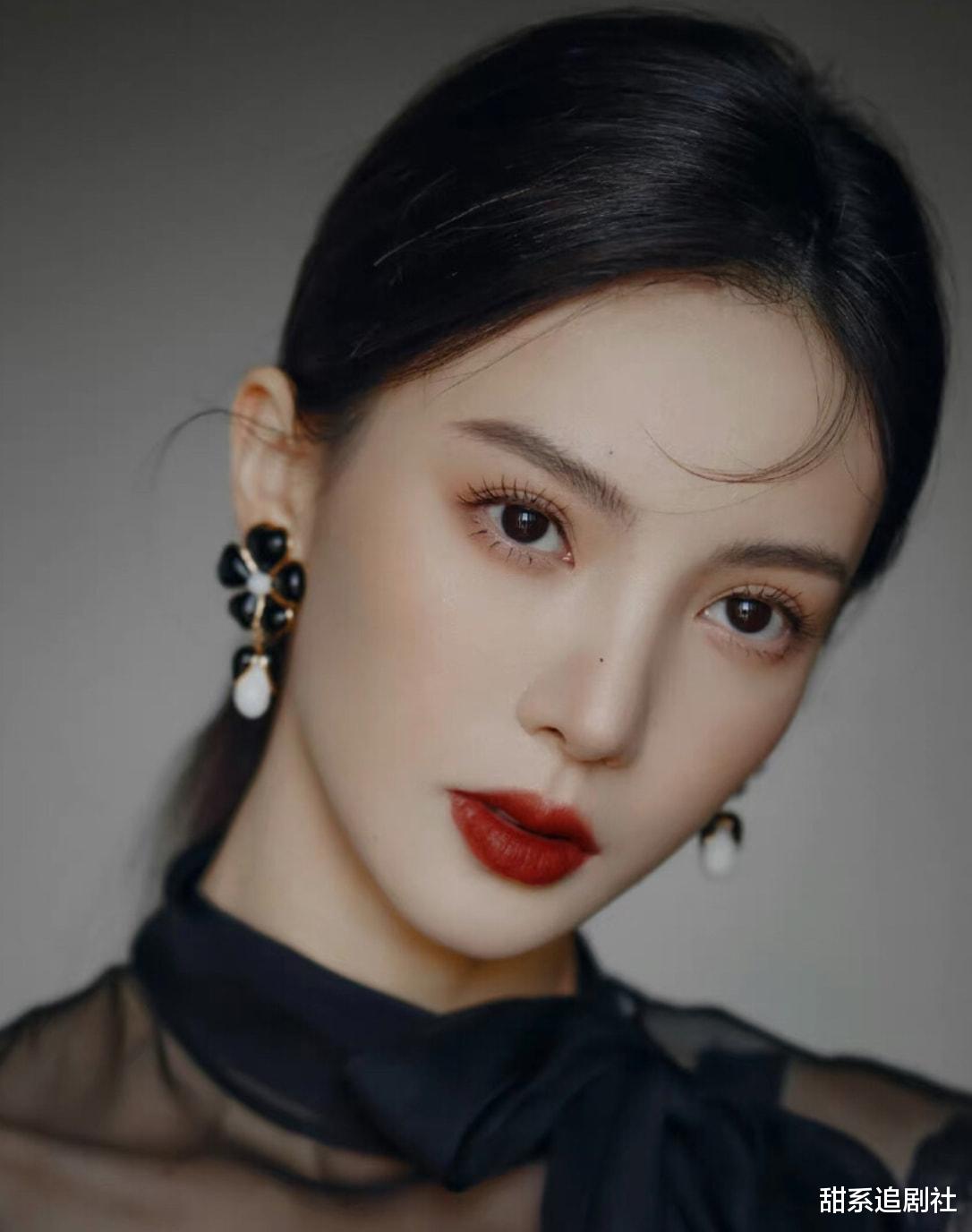 贾乃亮|贾乃亮否认复婚，甜馨“女大十八变”，母女装很抢镜！