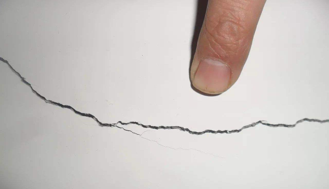 家里乳胶漆墙面开裂，有哪些原因？怎么处理？