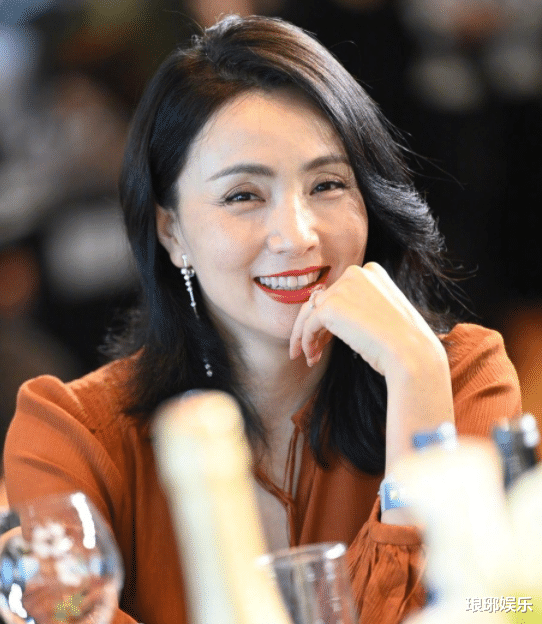 谭松韵|白玉兰晚会大合照出炉，同框其他女星，谭松韵的娃娃脸好优越