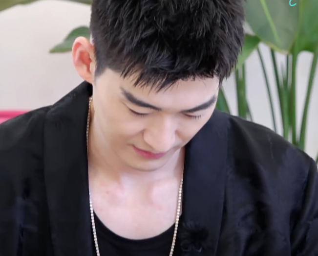 张翰|张馨月送礼物太寒酸？张翰满脸嫌弃，妻子们的反应更现实！