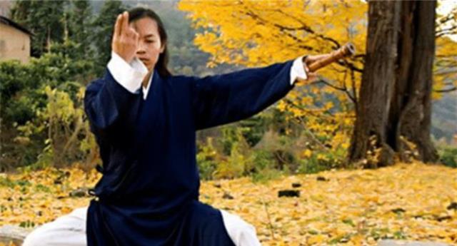 DEEP深度世界|道士与女弟子隐居高山8年,不顾反对坚持生娃,如今靠制琴为生