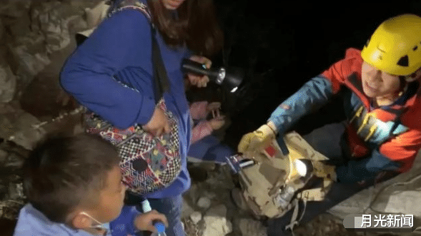 月光新闻 上海一名男子带2个孩子爬野长城,不慎从15米高的断崖跌落!紧急救援6小时