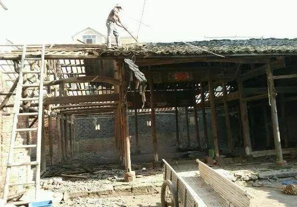 堂哥花20万盖房，盖一半没钱了，直接入住毛坯房，被全村人嘲笑！