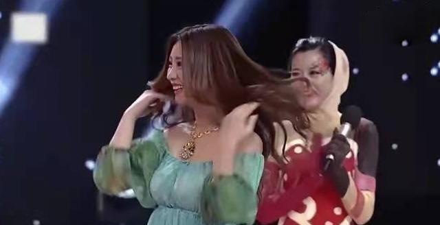 柳岩|柳岩综艺旧照火了，和男嘉宾互动惹争议，被指“不够矜持”