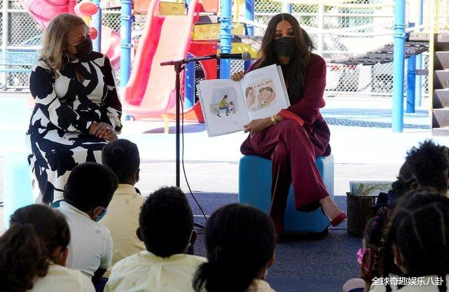 长椅|哈里王子老婆梅根·马克尔阅读《长椅》, 挽起袖子露出珠宝首饰