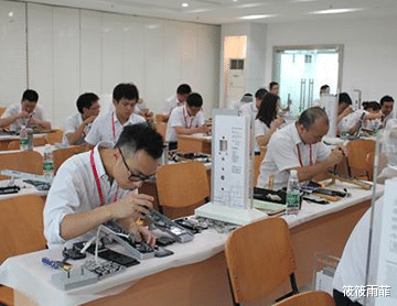 筱筱雨菲 为什么开锁师傅把别人门打开以后尽量不往屋内看，有什么讲究吗？