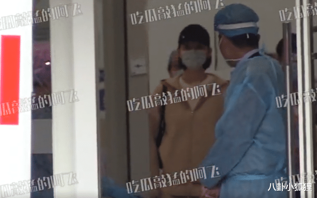 奚梦瑶|奚梦瑶产后首露面，步履轻盈状态佳，何猷君抱小女儿“妇唱夫随”