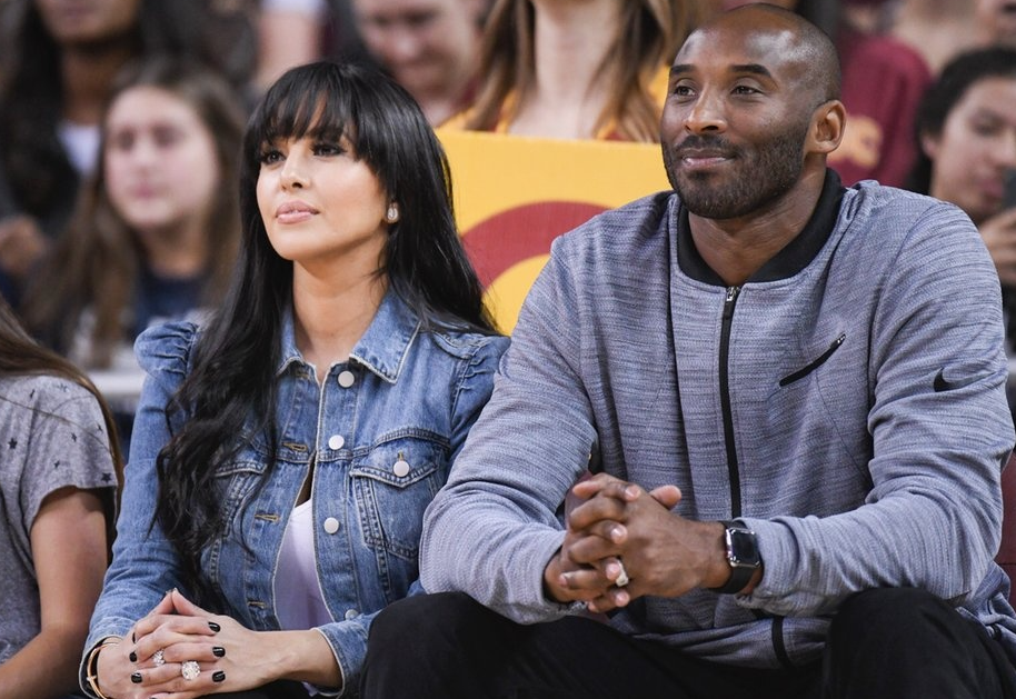 瓦妮莎|太暖！科比18岁女儿充当爸爸，把妹妹扛在肩头，瓦妮莎莫名心酸