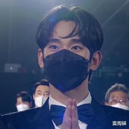 金素妍|金素妍现身百想艺术大赏，女王范十足，凭借《顶楼》拿下视后！