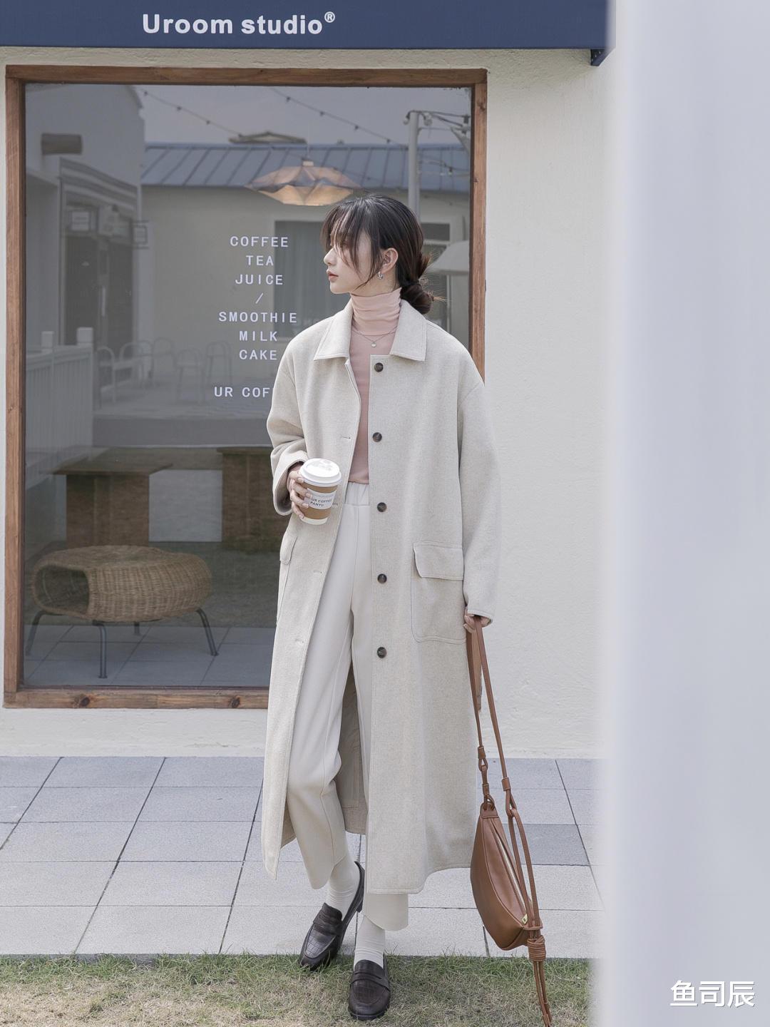 鱼司辰|职场法式穿搭指南,大u领针织衫+半身裙,穿起来气质又性感