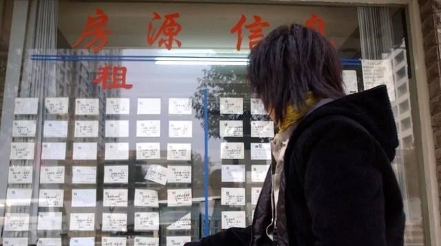 滨湖|一间屋子住两对情侣，中介上门要房租时被吓到报警：这样方便吗