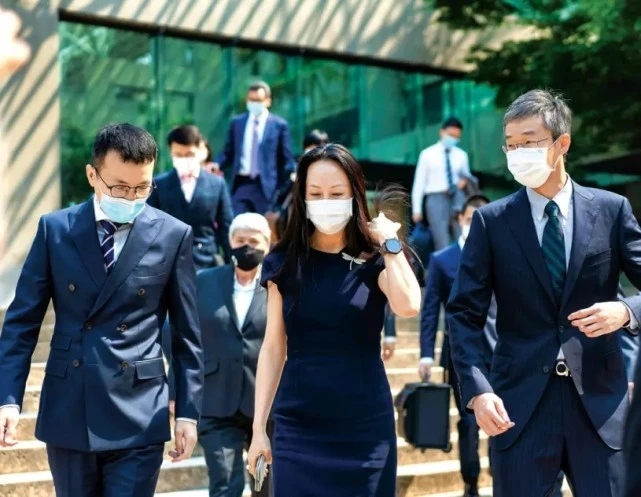 全球时尚风行|孟晚舟罕见扎起头发！不穿10公分高跟鞋显腿粗，运动鞋造型好俏皮