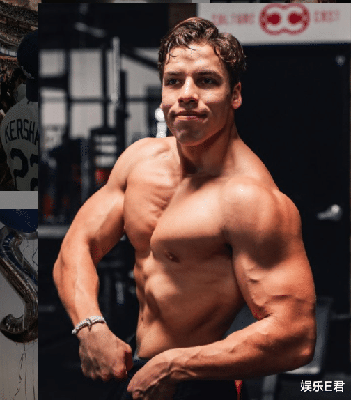 阿诺德·施瓦辛格|施瓦辛格私生子模仿老爸秀肌肉，自知颜值不高，欲靠身材出道做明星