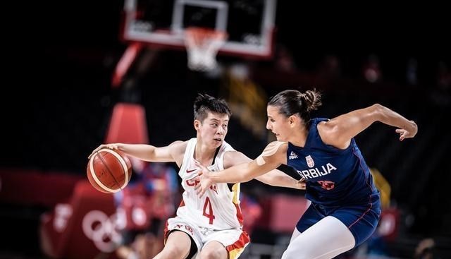 雪落无尘谈|太遗憾！后卫挖坑，一姐梦游，三大中锋合砍36+15女篮仍然出局