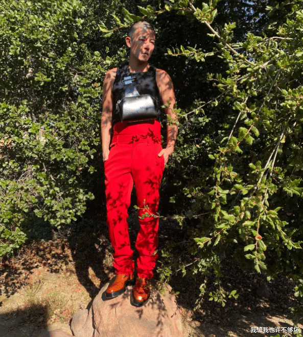 许晴|陈冠希英年早衰？路人镜头下的本山大叔，粉丝却晒照称其还是18岁