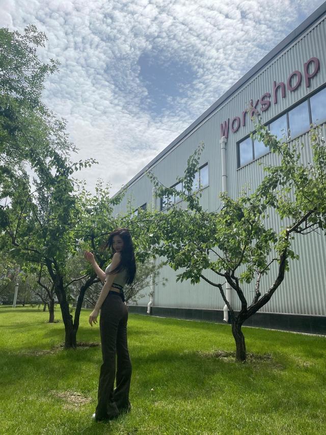 旗袍公馆|周洁琼的女团身材真优越,“上短下长”穿法真显高,曲线还挺撩人