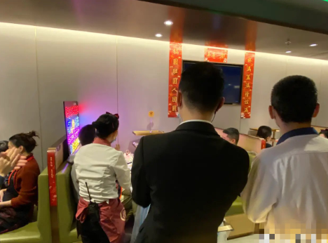 海子的社会趣闻录 不小心和朋友说了句生日快乐， 不一会响起“海底捞生日快乐歌”