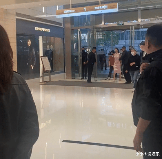 金晨|成都：金晨穿短裙参加活动，连外套都没穿上，“看着她我好冷”