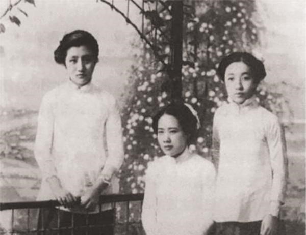 阳光语言矫正说|14岁董竹君来了月事，照顾她的孟妈妈脸色大变：快逃！否则接客