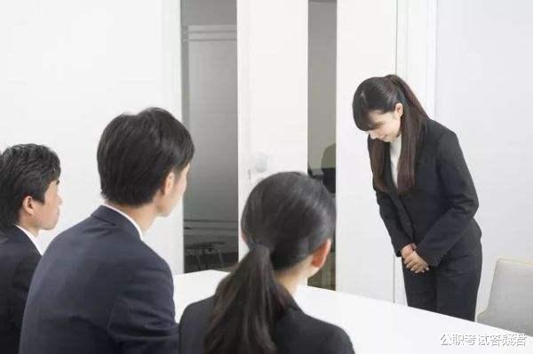 |公务员面试中，和考官有眼神交流、答题慢条斯理，为何却被刷掉？