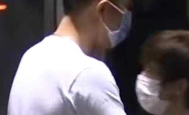 肌肉男|男明星整夜K歌不带女友人！嗨歌完带帅哥回酒店，下车手摸肌肉男