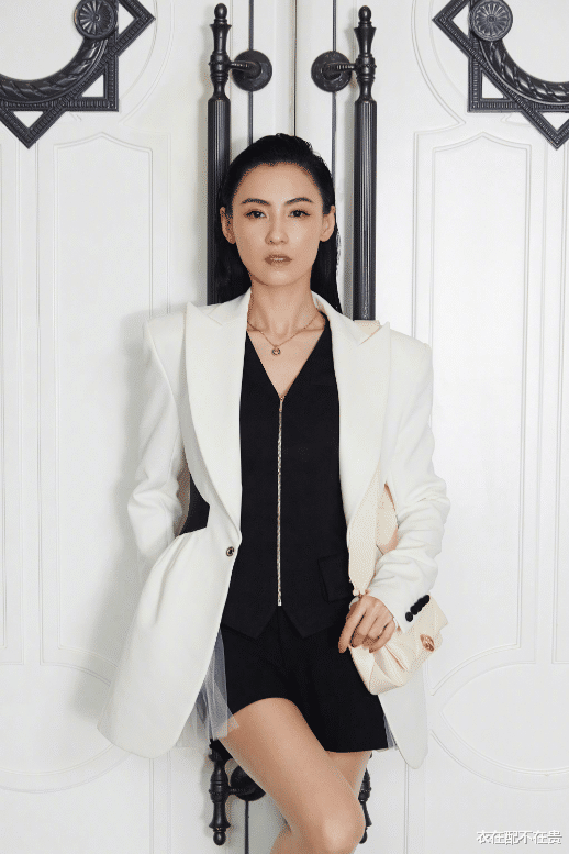 衣在配不在贵|张柏芝的“低奢感”真优雅,配色简单却显高级,笔直双腿也挺抢镜
