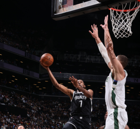 凱文·杜蘭特|29+10！杜蘭特無解中投打爆雄鹿，三節(jié)領四犯拒絕下場：他要為哈登贏！