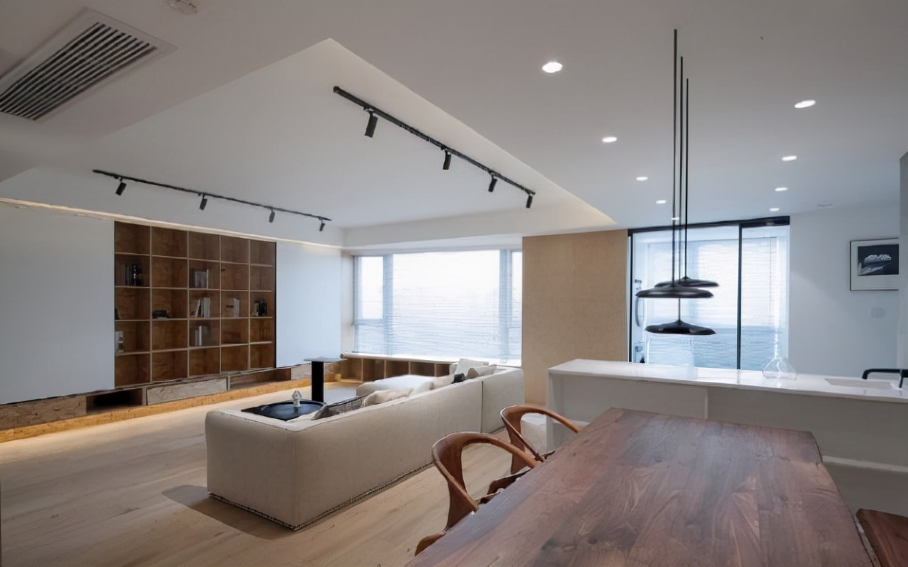 117平原木风三居室，颇具工业风的冷酷的墙面加上软装挺合适