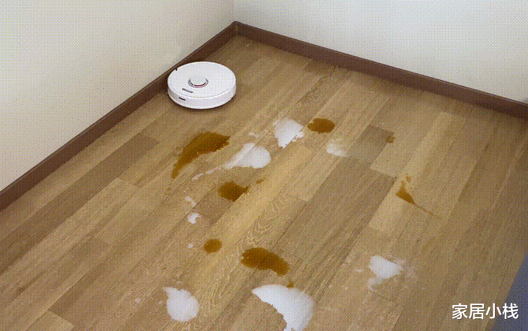 42岁阿姨，客厅从不用拖把，地面却干净如新，做法好高明