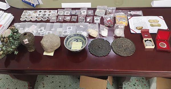最大古玩套路拍诈骗团伙告破,一年诈骗7600万,被抓时现金铺满床