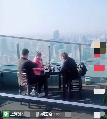 姚明|姚明10岁女儿身高堪比小巨人！1米7穿粉衣不输模特，长相呆萌可爱