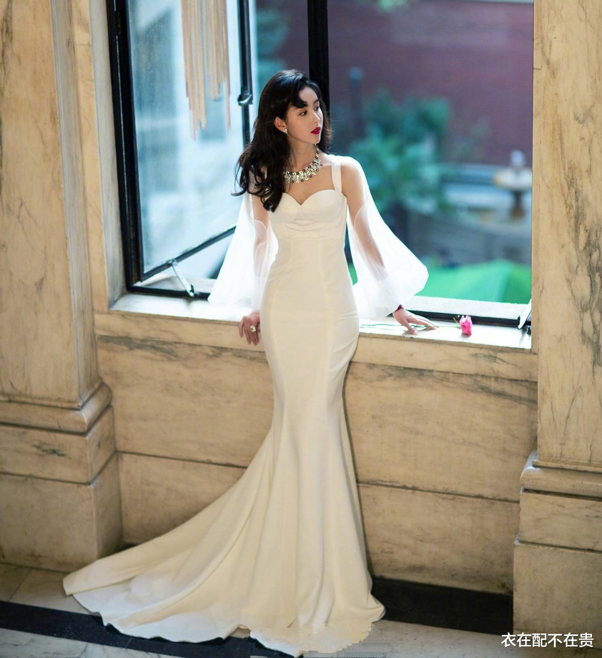 王鸥|王鸥的新发型太大胆,奔四都敢驾驭羊毛卷,配针织毛衣却很显年轻